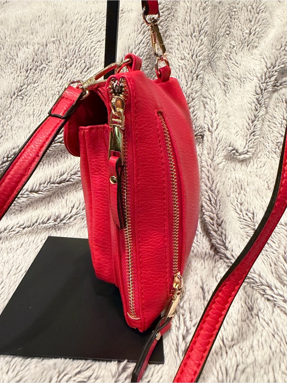 Compact Red Leather Crossbody Bag with Gold-Tone Clasp - Picture 8 of 13